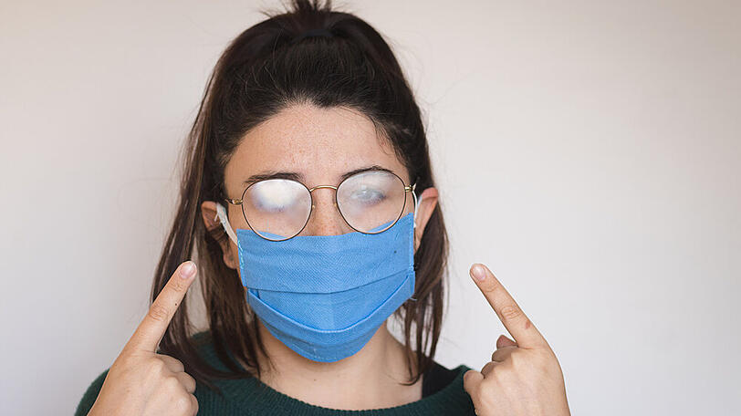 Viele Brillenträger verlieren beim Maskentragen den Durchblick.