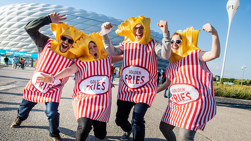 Eine Gruppe von Freunden aus Berlin und Frankfurt kommt als Pommes verkleidet zum Stadion. Sie sind Fans der belgischen Nationalmannschaft. Eine Gruppe von Freunden aus Berlin und Frankfurt kommt als Pommes verkleidet zum Stadion. Sie sind Fans der belgischen Nationalmannschaft.
