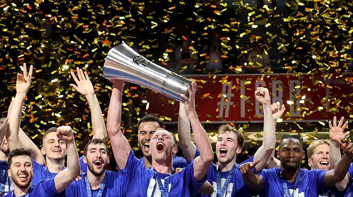 Albas Spieler bejubeln den Meistertitel.