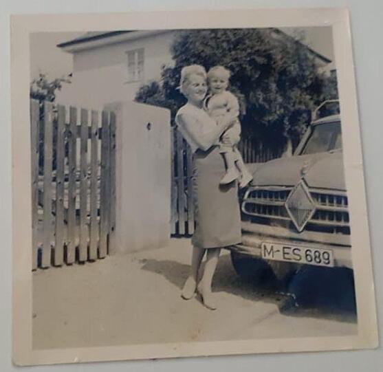 Ein Auto haben sie auch damals, diese fesche Borgward Isabella.