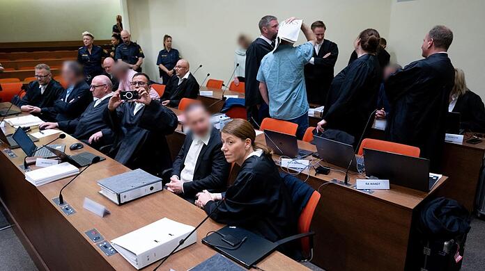 Der bundesweit dritte Prozess gegen mutmaßliche "Reichsbürger" der Gruppe um Heinrich XIII. Prinz Reuß hat am Dienstag in München begonnen. Die wegen Mitgliedschaft in einer terroristischen Vereinigung und der Vorbereitung eines sogenannten hochverräterischen Unternehmens Angeklagten sitzen mit ihren Anwälten im Oberlandesgericht im Gerichtssaal.