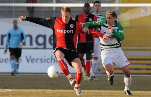 Immer einen Schritt schneller,  zumindest  in Halbzeit eins: Eintrachts Patrick Ochs (links) im Duell mit Ivo Ilicevic.