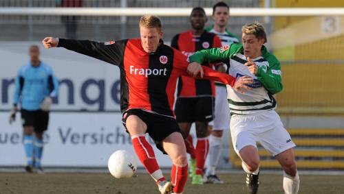 Immer einen Schritt schneller, zumindest in Halbzeit eins: Eintrachts Patrick Ochs (links) im Duell mit Ivo Ilicevic. Immer einen Schritt schneller, zumindest in Halbzeit eins: Eintrachts Patrick Ochs (links) im Duell mit Ivo Ilicevic.