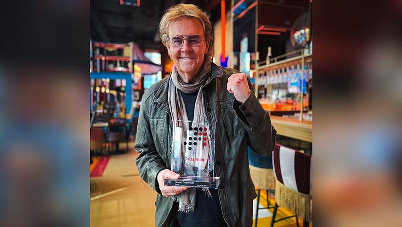 Howard Carpendale posiert mit seinem "Nummer 1 Award" in Düsseldorf. Howard Carpendale posiert mit seinem "Nummer 1 Award" in Düsseldorf.