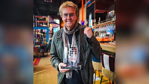 Howard Carpendale posiert mit seinem "Nummer 1 Award" in D&uuml;sseldorf.