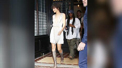 Zendaya ist in einem tief ausgeschnittenen Kleid mit grauen Streifen der Hingucker. Die Riemenschuhe erg&auml;nzen den griechischen Look.