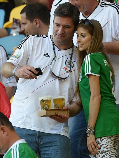 Auch die deutschen Fans sicherten sich ein Erinnerungsfoto mit der hübschen Cathy.