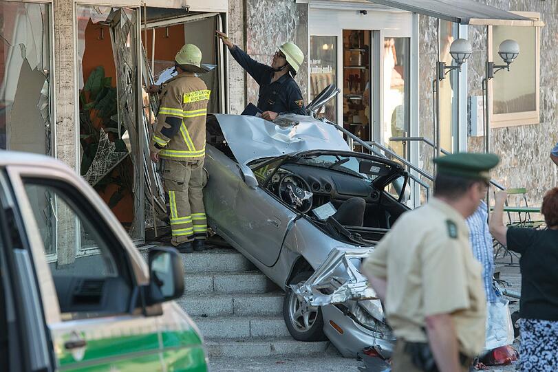 Vollig demoliert landete ein Cabrio im Schaufenster einer Wäscherei. Bei der Verfolgungsjagd sind drei menschen verletzt und ein kleines Mädchen getötet worden.