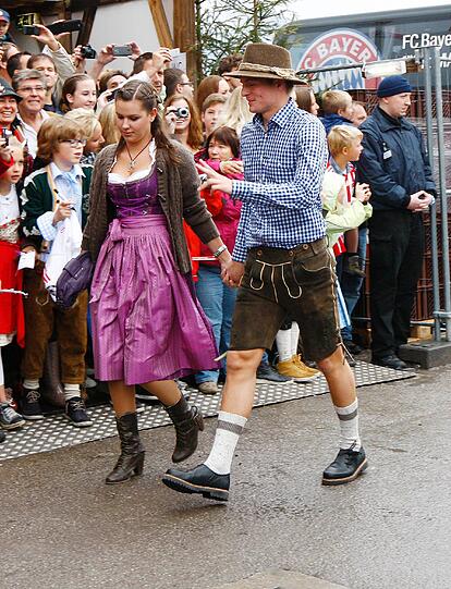 Toni Kroos: Der Greifswalder ist sprachlich noch ned recht o&rsquo;kemma. Ein Münchner Kindl hat seine Freundin Jessica im August auf die Welt gebracht: Leon. Note: 1 Lederhosn