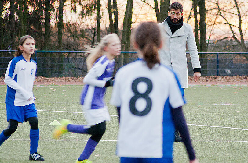 Merkwürdiger Auftritt von Kerem Demiray: Der Fortuna-Profi leitete am Wochenende in Haan das Mädchen-Fußballspiel SSVg 06 Haan gegen Blau-Weiß Langenberg.