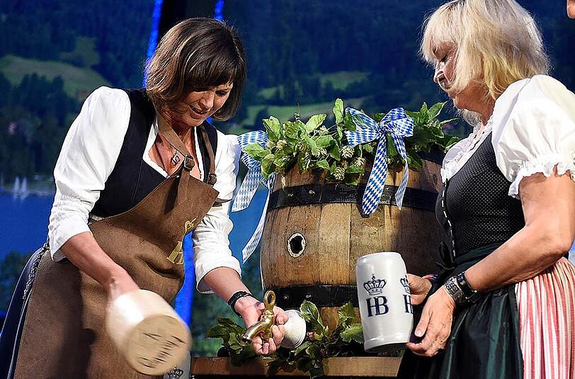In der Bayrischen Landesvertretung in Berlin fand am Mittwoch der traditionelle Berliner Auftakt zum Münchner Oktoberfest statt. Vor Ort waren unter anderem Volker Kauder, Ilse Aigner und Alexander Dobrindt. Die Bilder.