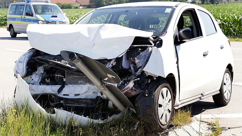 Zwei Personen wurden leicht verletzt, drei Fahrzeuge beschädigt: Die Bilder vom Unfallort.