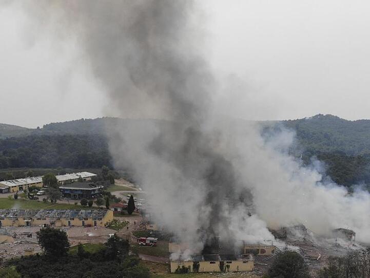 Rauchschwaden steigen nach Explosionen über einer Feuerwerksfabrik in der Türkei auf.