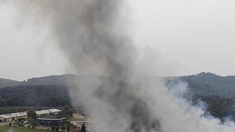 Rauchschwaden steigen nach Explosionen über einer Feuerwerksfabrik in der Türkei auf.