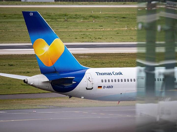 Ein Thomas-Cook-Ferienflieger am Düsseldorfer Flughafen.
