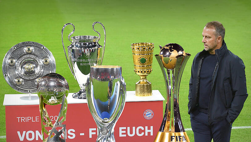Hansi Flick mit all seinen Pokalgewordenen Erfolgen als Bayern-Coach, nun kommt wohl nur noch eine weitere Meisterschale dazu. Hansi Flick mit all seinen Pokalgewordenen Erfolgen als Bayern-Coach, nun kommt wohl nur noch eine weitere Meisterschale dazu.