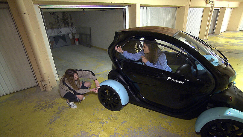 Shania crashed  beim Anfahren an die Ladestation den Twizzy..