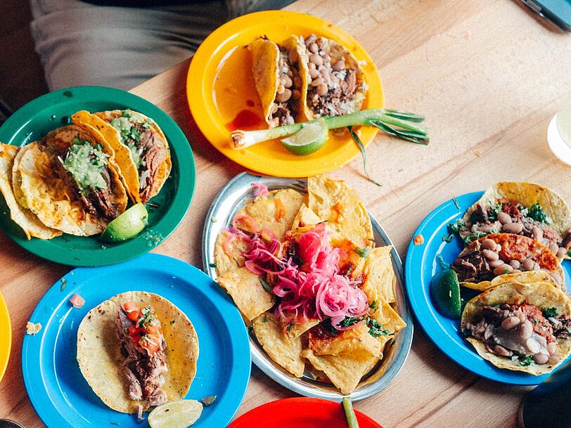 Sechs verschiedene Sorten Tacos stehen in der Taqueria con Salsa auf der Karte. Darunter auch ein Schweinshaxn-Taco. Sechs verschiedene Sorten Tacos stehen in der Taqueria con Salsa auf der Karte. Darunter auch ein Schweinshaxn-Taco.