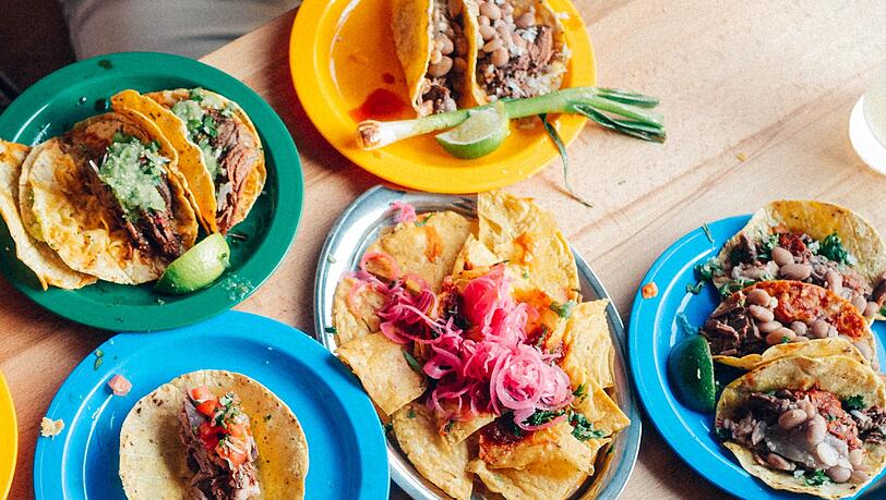 Sechs verschiedene Sorten Tacos stehen in der Taqueria con Salsa auf der Karte. Darunter auch ein Schweinshaxn-Taco. Sechs verschiedene Sorten Tacos stehen in der Taqueria con Salsa auf der Karte. Darunter auch ein Schweinshaxn-Taco.