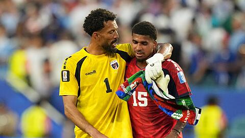 Kap Verdes Torwart Vozinha (l) und Laros Duarte nach dem 2:2 gegen Uruguay.