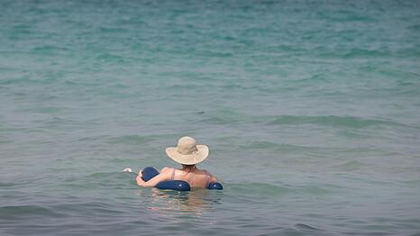 Das Mittelmeer wird immer w&auml;rmer und ein Bad bei Wassertemperaturen um die 30 Grad bringt keine Erfrischung mehr. (Archivbild)