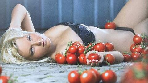 Nicht nackt &ndash; aber dennoch supersexy: die in Tomaten &bdquo;badende&ldquo; Julia.