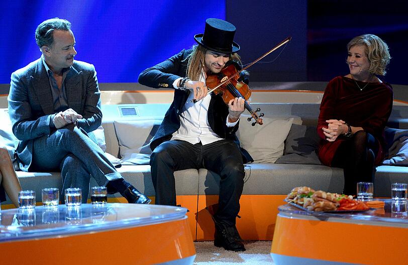 Geigenstar David Garrett spielt auf der Couch inmitten der anderen Gäste bei "Wetten, dass...?".