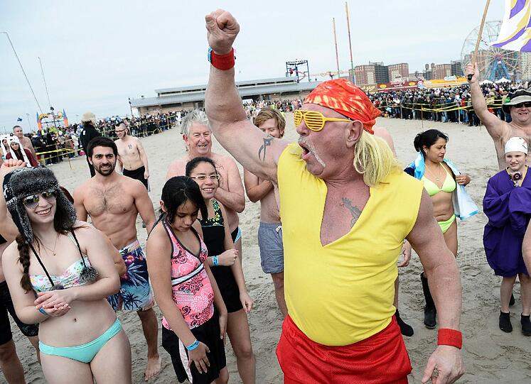 In lustigen Kostümen stürmten auch vor der Küste New Yorks in Brooklyn, USA dutzende Schwimmer in den Atlantik.