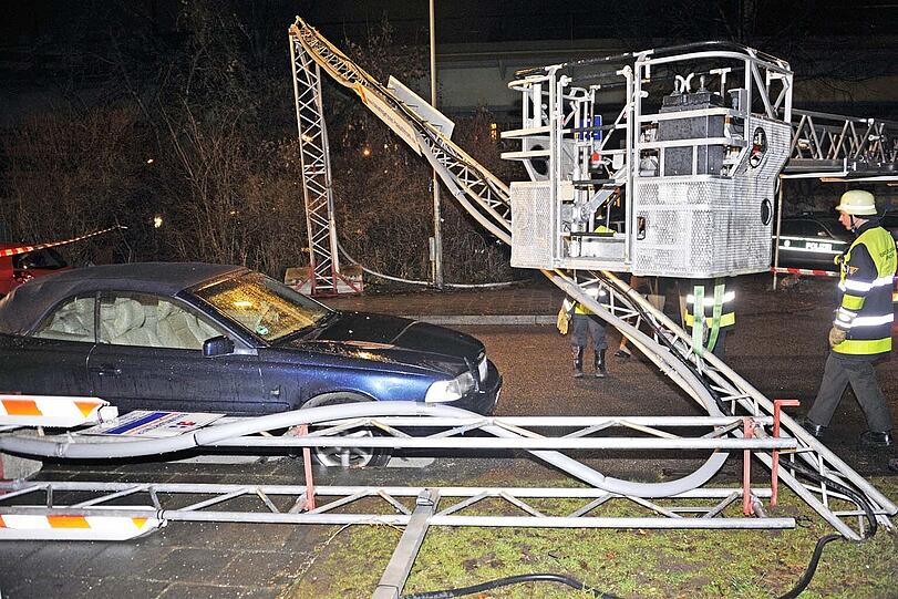 Die Münchner Feuerwehr beseitigt Sturmschäden in der Kleiststraße.