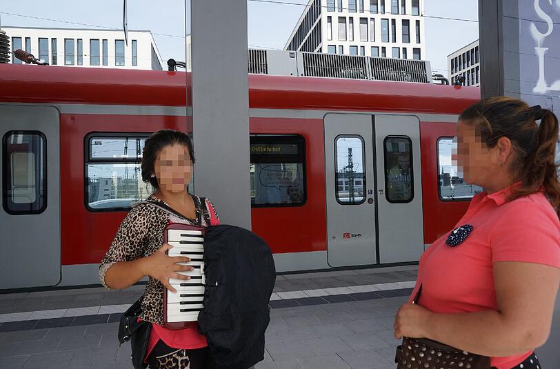 Dalia (13) und ihre Mutter kommen angeblich aus Ungarn und sammeln Geld für eine Operation. Sie sind nicht die einzigen, die derzeit bettelnd und musizierend durch die Züge ziehen.