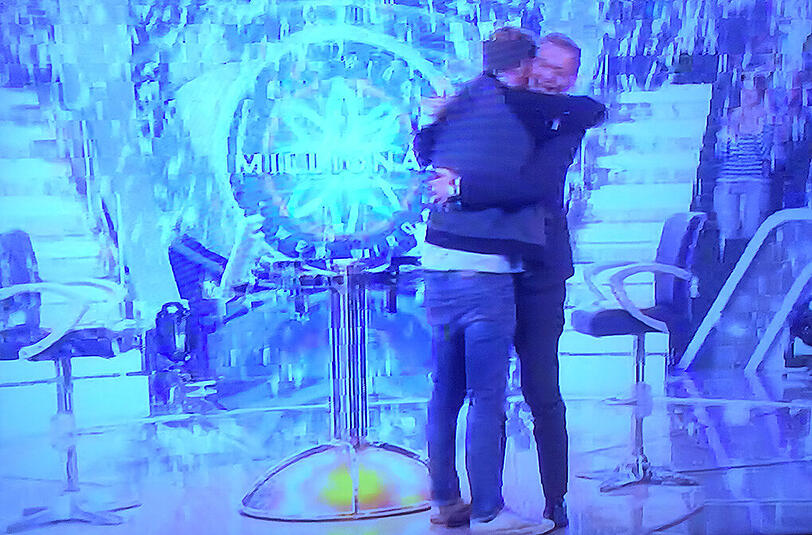 Unter Tränen zum Millionär: Leon Windscheid hat den Hauptgewinn bei Günther Jauchs Quiz geknackt. Dafür brauchte er aber die Hände des Moderators.