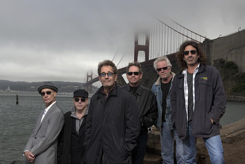 Huey Lewis (3.v.l.) mit seiner Band Huey Lewis And the News.