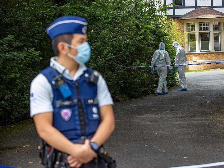 Polizisten in Schutzanzügen am Tatort in der belgischen Stadt Brügge.