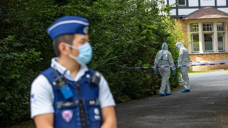 Polizisten in Schutzanzügen am Tatort in der belgischen Stadt Brügge. Polizisten in Schutzanzügen am Tatort in der belgischen Stadt Brügge.