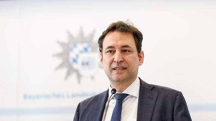 Dem bayerischen Justizminister Georg Eisenreich (CSU) zufolge wurden im vergangenen Jahr 2.435 neue "Hate Speech"-Verfahren eingeleitet.