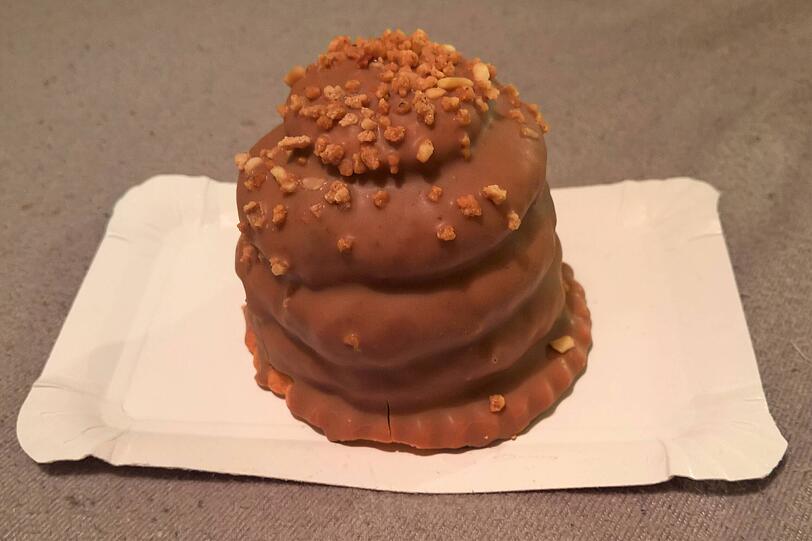 Granatsplitter werden traditionell aus den bei der Torten- und Biskuitrollenherstellung anfallenden Abschnitten hergestellt wird. Daher bieten sich hier Pl&auml;tzchenreste perfekt an.