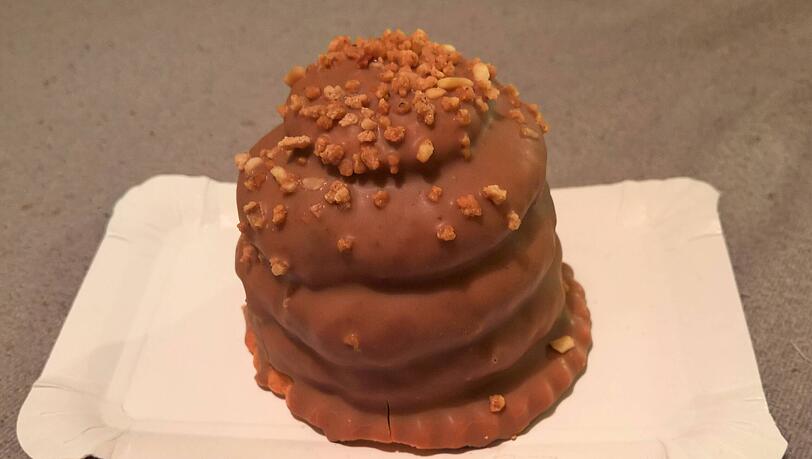 Granatsplitter werden traditionell aus den bei der Torten- und Biskuitrollenherstellung anfallenden Abschnitten hergestellt wird. Daher bieten sich hier Pl&auml;tzchenreste perfekt an.