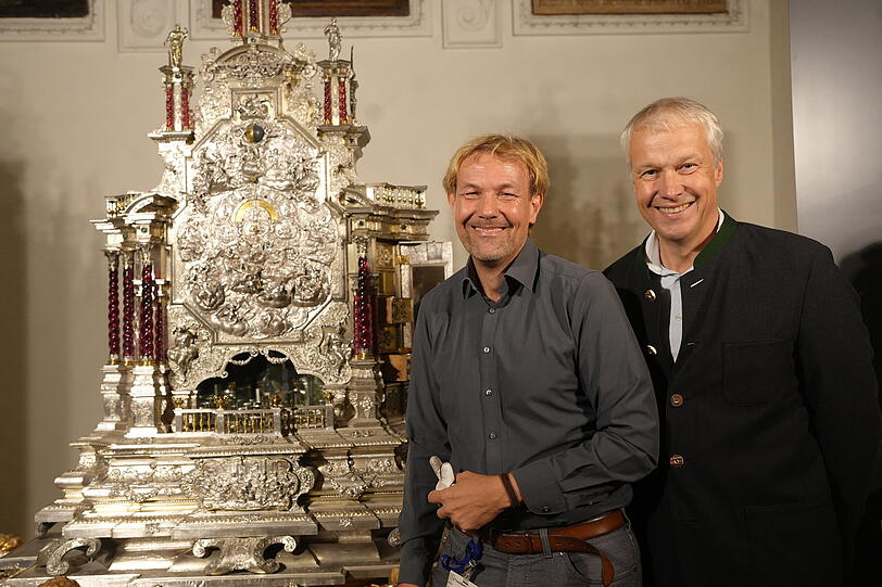 Museumsdirektor Christian Quaeitzsch (l.) und Hermann Auer, Pr&auml;sident der Bayerischen Schl&ouml;sserverwaltung, zeigen bei einem Rundgang die neuen Themenr&auml;ume &uuml;ber Kurf&uuml;rst Max Emanuel (1662 &ndash; 1726).
