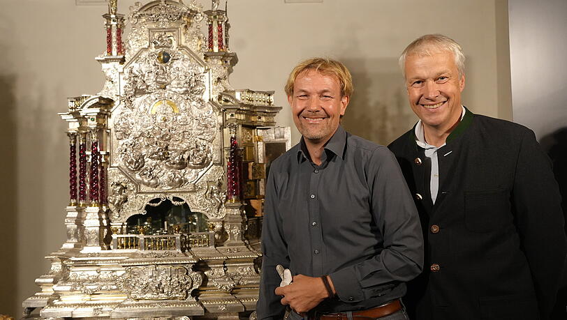 Museumsdirektor Christian Quaeitzsch (l.) und Hermann Auer, Präsident der Bayerischen Schlösserverwaltung, zeigen bei einem Rundgang die neuen Themenräume über Kurfürst Max Emanuel (1662 – 1726). Museumsdirektor Christian Quaeitzsch (l.) und Hermann Auer, Präsident der Bayerischen Schlösserverwaltung, zeigen bei einem Rundgang die neuen Themenräume über Kurfürst Max Emanuel (1662 – 1726).