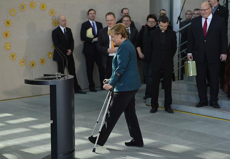 Kanzlerin Angela Merkel empfängt die Sternsinger im Kanzleramt. Sie ist nach ihrem Skiunfall auf Krücken unterwegs.