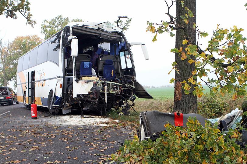 46 Touristen aus Sachsen-Anhalt waren auf einer Einkaufsfahrt ins polnische Pomellen, als der Unfall passierte. Die beiden Fahrer der Fahrzeuge kamen bei dem Crash ums Leben.