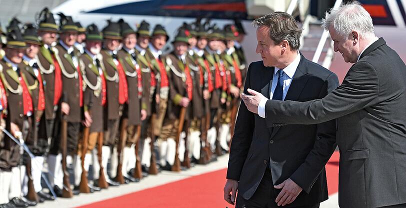 "Look, these are the Bayerische Gebirgsschützen" &ndash; Ministerpräsident Horst Seehofer heißt den britischen Premier David Cameron am Münchner Flughafen Willkommen.