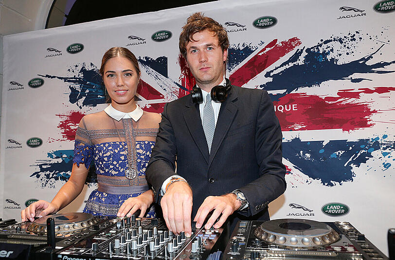 Amber Le Bon als DJane mit Isaac Ferry.
