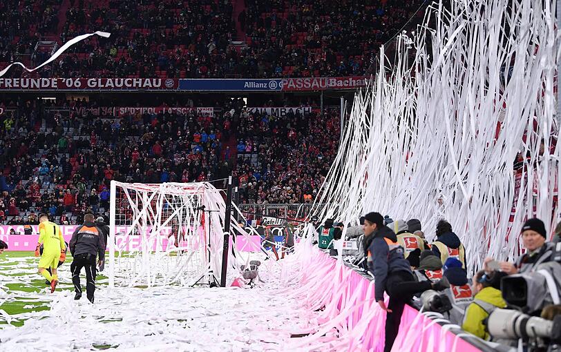Kurz vor der Halbzeit verwandelt die Südkurve die Allianz Arena im bayerischen Derby in ein lateinamerikanisches Stadion. Die Bilder.