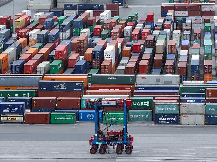 Containerumschlag im Hamburger Hafen: Vor allem die exportstarke deutsche Industrie wird von den Folgen internationaler Handelskonflikte belastet.