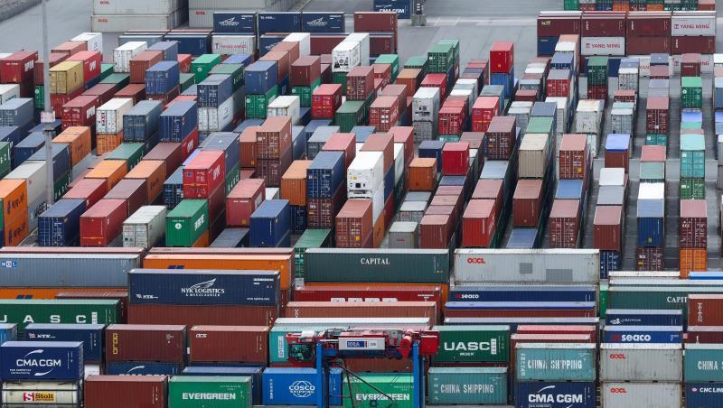 Containerumschlag im Hamburger Hafen: Vor allem die exportstarke deutsche Industrie wird von den Folgen internationaler Handelskonflikte belastet. Containerumschlag im Hamburger Hafen: Vor allem die exportstarke deutsche Industrie wird von den Folgen internationaler Handelskonflikte belastet.