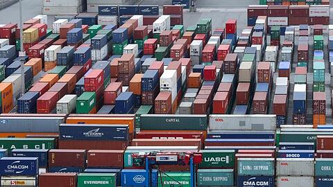 Containerumschlag im Hamburger Hafen: Vor allem die exportstarke deutsche Industrie wird von den Folgen internationaler Handelskonflikte belastet.