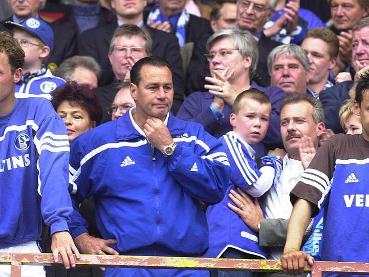 Trainer Huub Stevens, Niels Oude Kamphuis (l) und Olaf Thon (r) können es nicht fassen, doch nicht deutscher Meister zu sein.