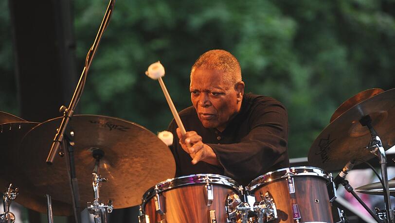 Der 80-jährige Drummer Billy Hart.