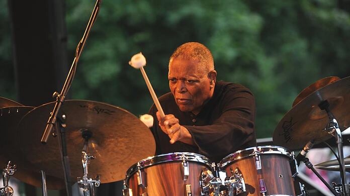 Der 80-jährige Drummer Billy Hart.